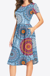 Robe imprimée à col rond et manches courtes avec poches